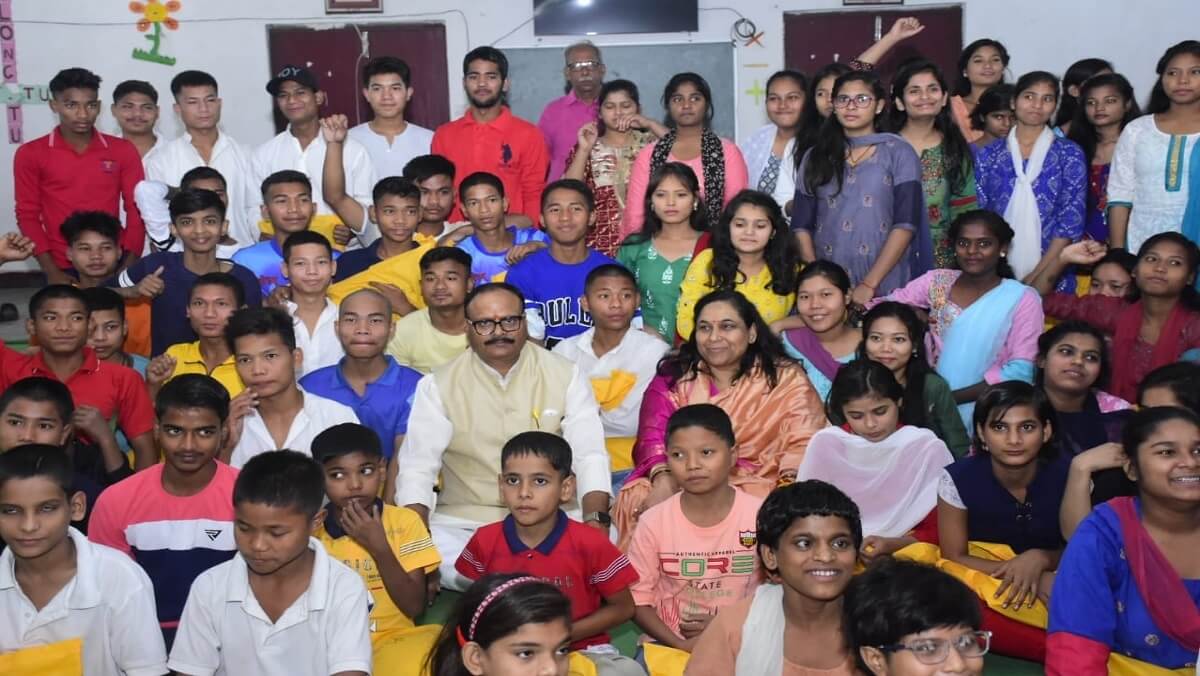 Deputy CM Brajesh Pathak distributed happiness to destitute on Diwali, smiling faces