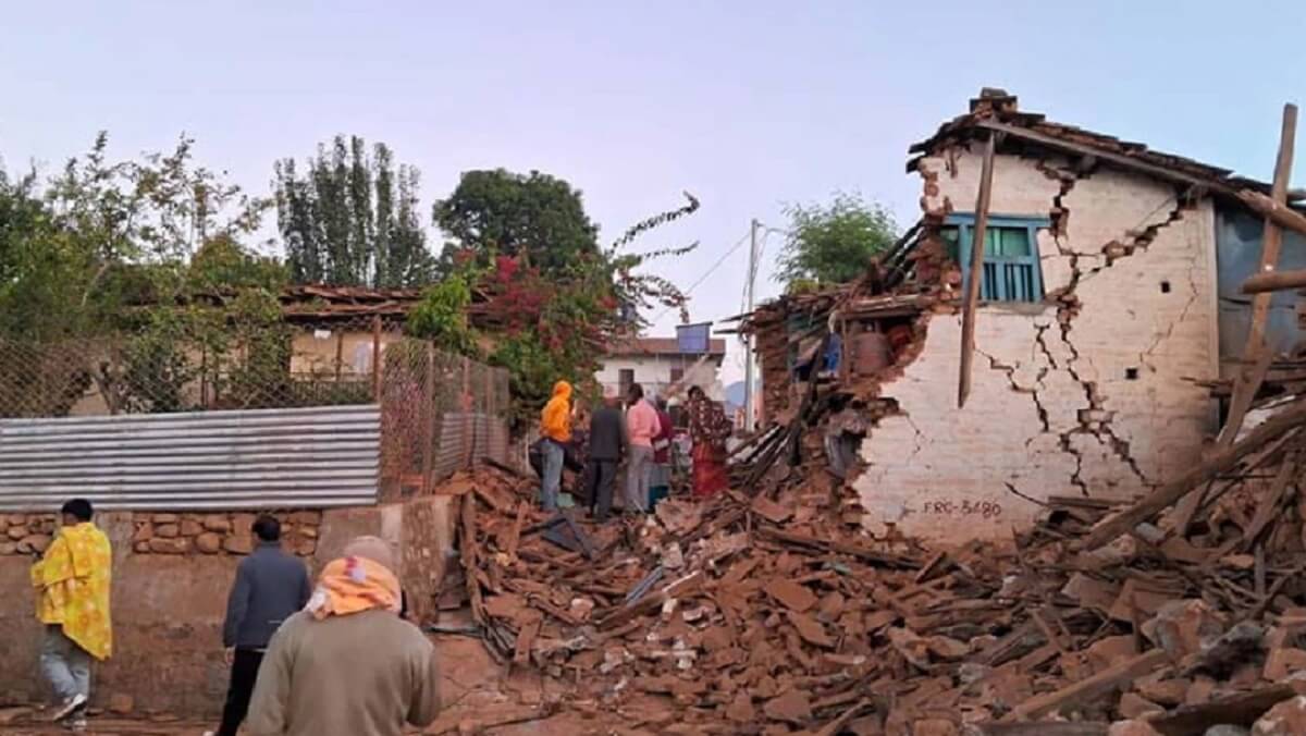 Earthquake in Nepal tremors in India too and more than 128 dead more than 140 injured