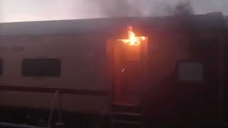 in Etawah Now Vaishali X. Fire breaks out, 19 passengers injured, 11 referred to Saifai