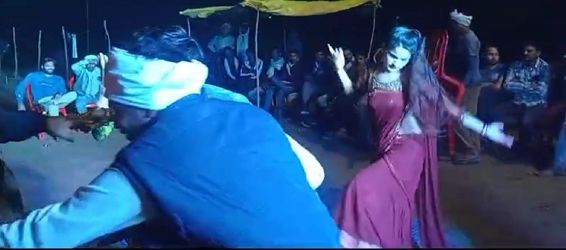 Mahoba : Obscene dance of bar girls in sand mine mafia raining notes