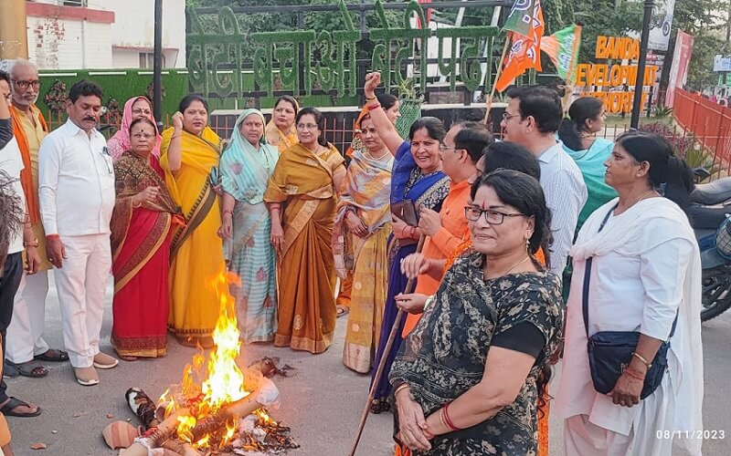 Uproar over Nitish Kumar's statement in Banda, BJP Mahila Morcha burnt effigy 