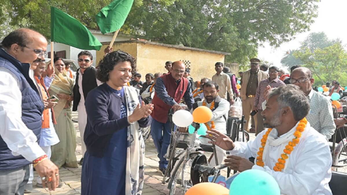 Faces blossomed : 50 disabled people got tricycles from the hands of Banda DM 