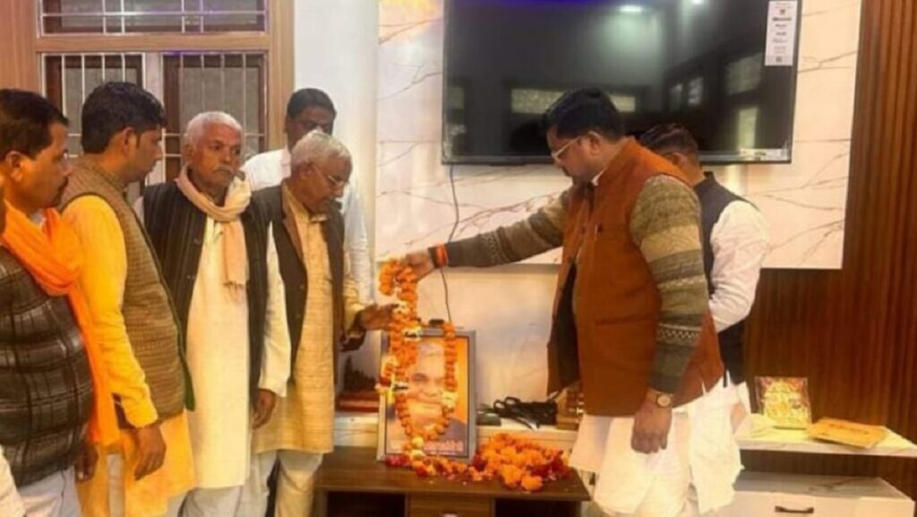 Late in Banda Minister of State paid tribute to Atal Bihari Vajpayee