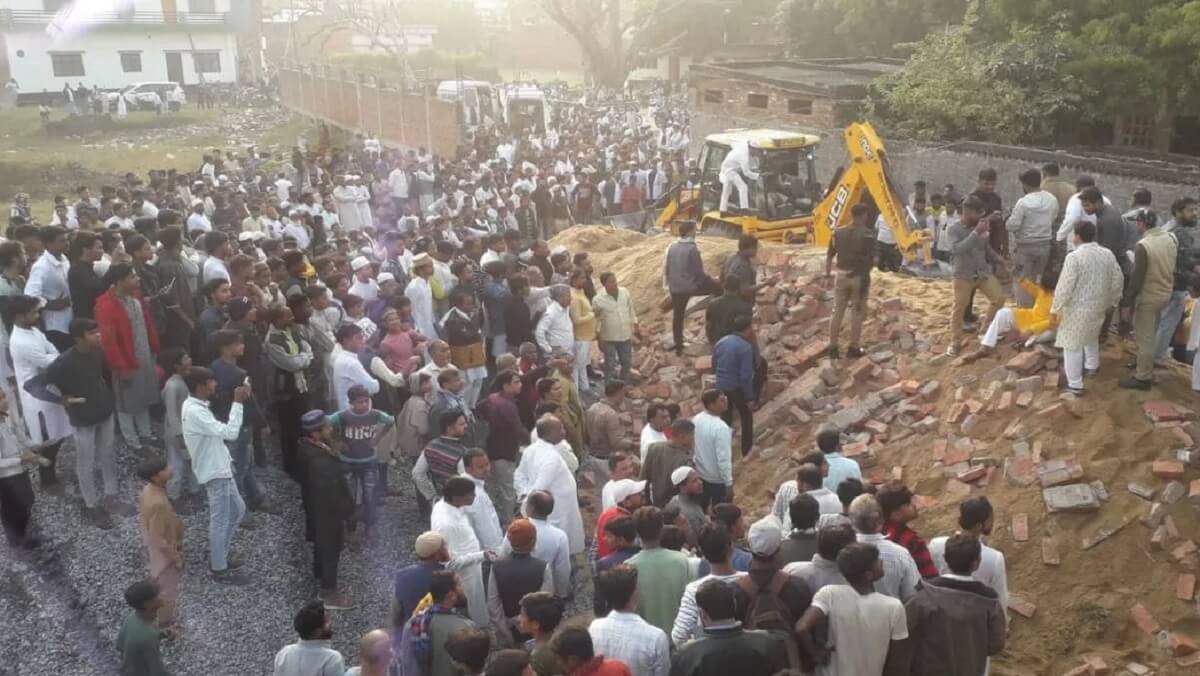 Big incident in Mau : in UP wall collapses on women performing Haldi ritual-5 killed 