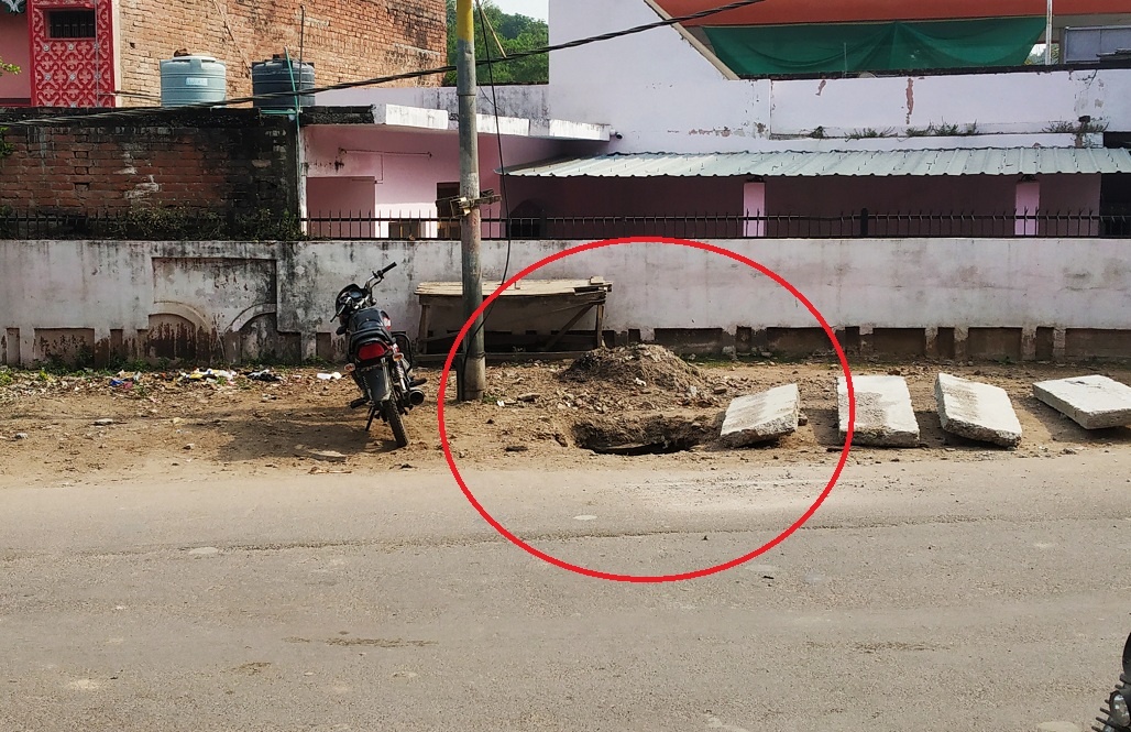 Smile you are in Banda ! Open main holes and drains invite untoward incidents in Banda city 