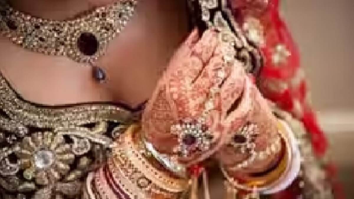 UP : wedding procession stood at door, bride threw her groom and held lover's hand in Bijnor 