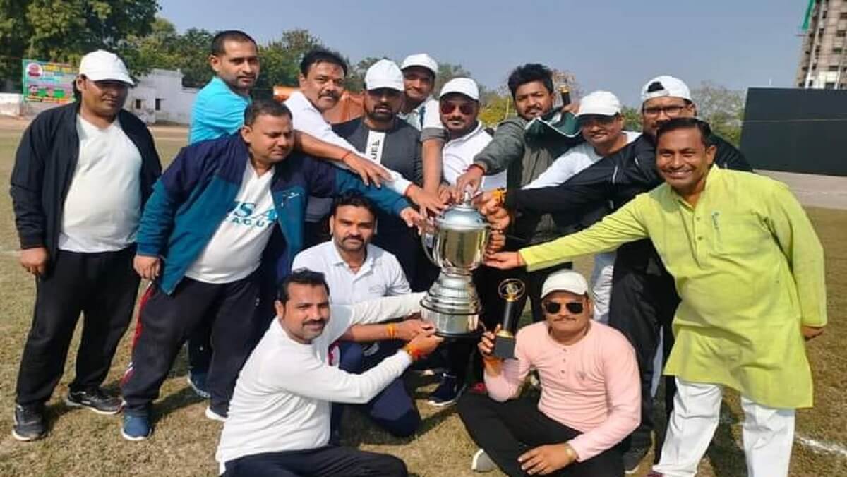 Advocate XI wins in friendly cricket match in Banda 