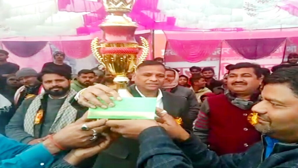 former MLA Daljit Singh gave trophy to winning team
