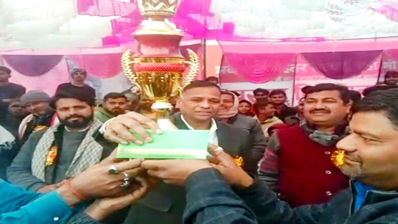 बांदा में क्रिकेट मुकाबला : BJP नेता-पूर्व विधायक दलजीत सिंह ने विजेता टीम को दी ट्राॅफी