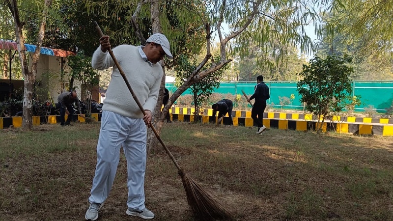 Maha cleanliness campaign in Banda, leaders and officials all used brooms