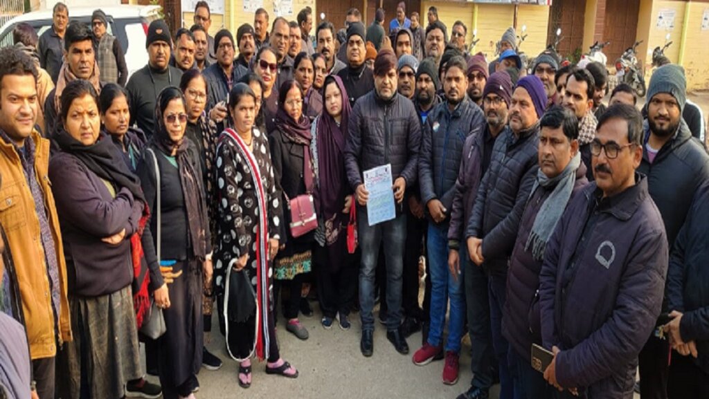 In Banda teachers expressed protest by wearing black clothes