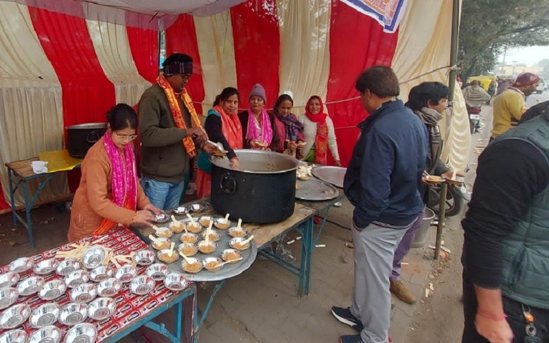 Bijnor : Ram devotees distributed Prasad in Nagina 