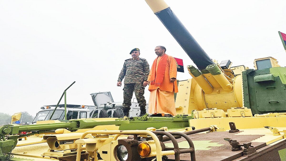 CM Yogi's new style, riding rifle and tank in hand on Army Day in Lucknow