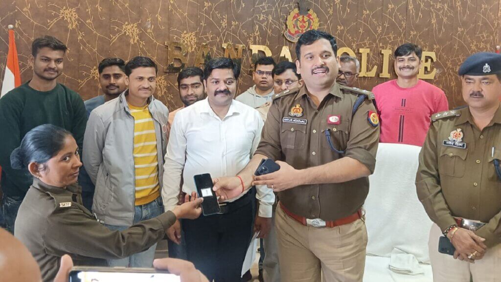 Banda Police recovered 125 stolen mobiles worth around Rs 25 lakh