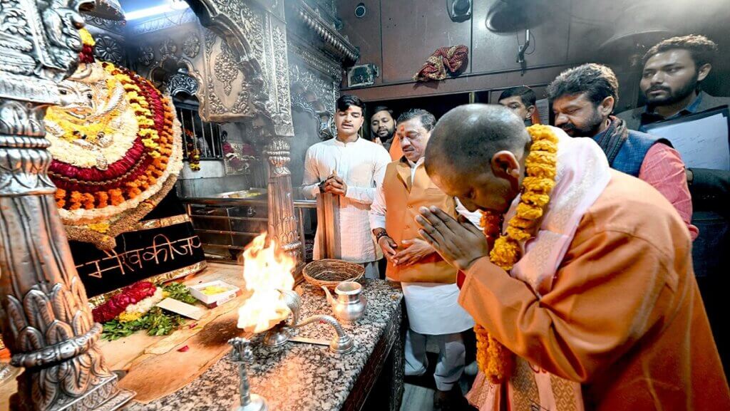 CM Yogi reached Varanasi, visited Kashi Vishwanath and worshiped historical statues