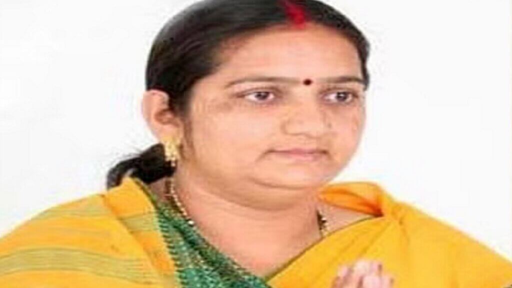 Lok Sabha 2024 : Shock to SP, former woman MLA left party along with her son
