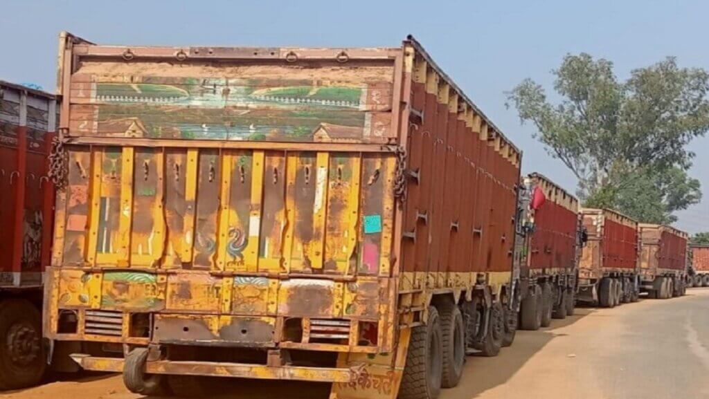 Illegal entry of MP's sand syndicate trucks in UP government strictness failed in front of Bansal's management 