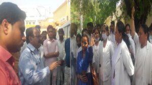 Demonstration of nurses against BJP leader in Banda District Hospital