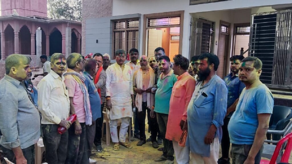 Banda : Minister Ramkesh Nishad, colored in colors of Holi