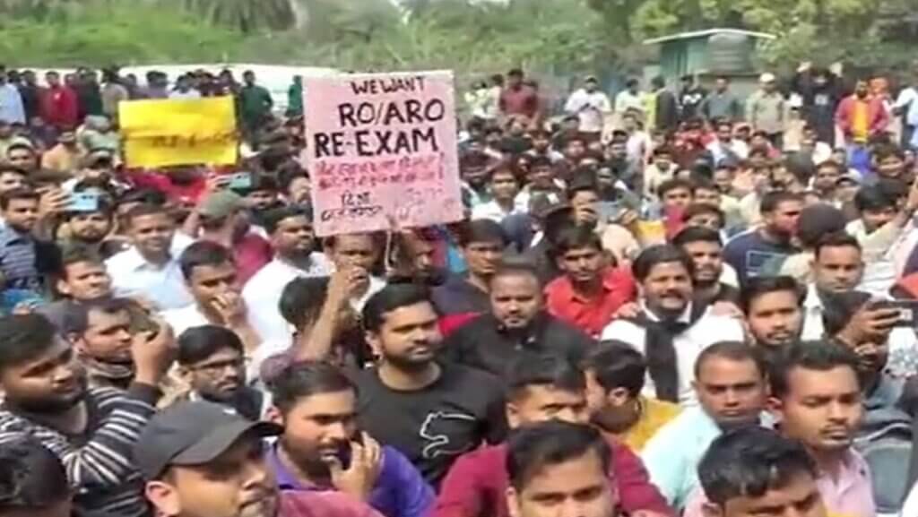 Paper leak : RO/ARO exam also cancelled, Priyanka-Akhilesh corner government