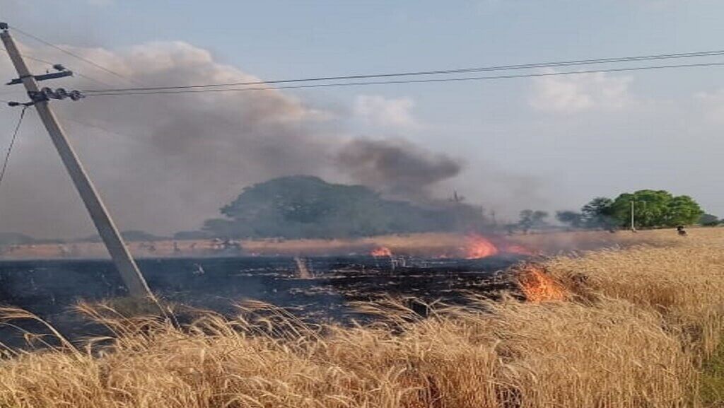 in Banda Crops worth lakhs were burnt to ashes in no time 