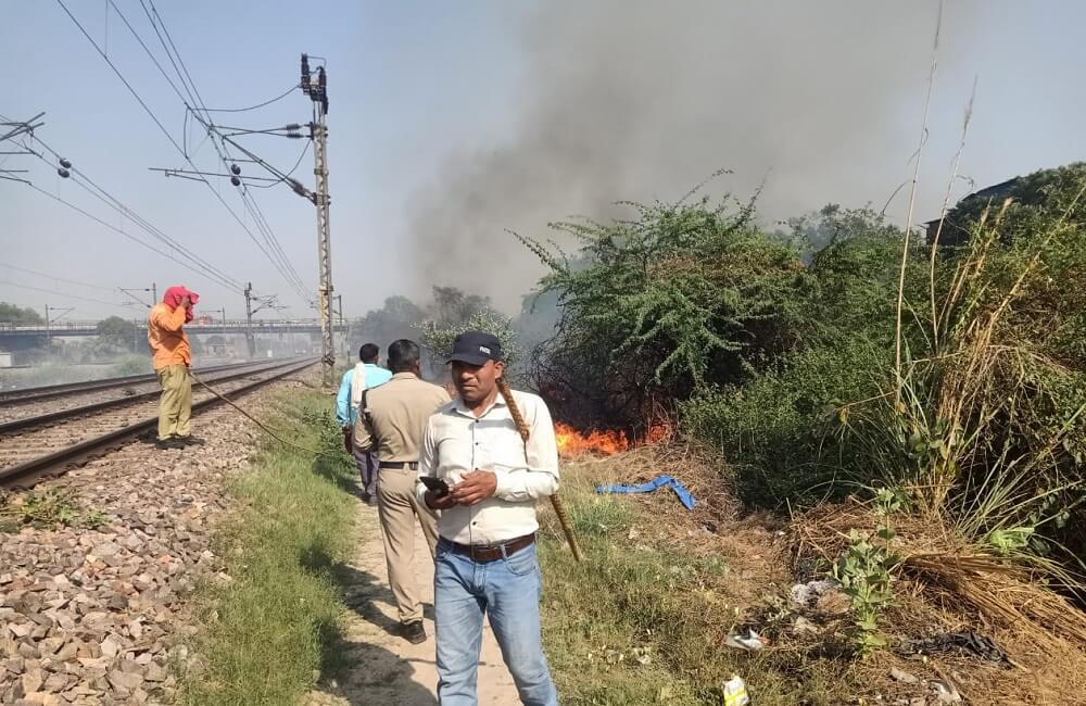 Kanpur : Train arrival halted due to fire 