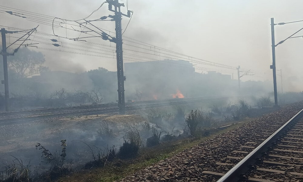 Kanpur : Train arrival halted due to fire 