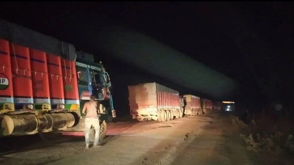 Thousands of overloaded trucks are entering from Madhya Pradesh for illegal mining 