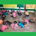 UP : क्लास रूम को बनाया स्विमिंग पूल बच्चों ने खूब की मस्ती