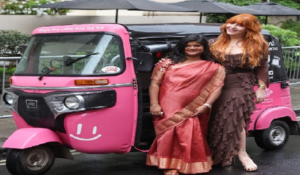 UP : Pink rickshaw driver Aarti honored