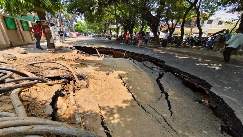 Road caved in Lucknow's Gomti Nagar