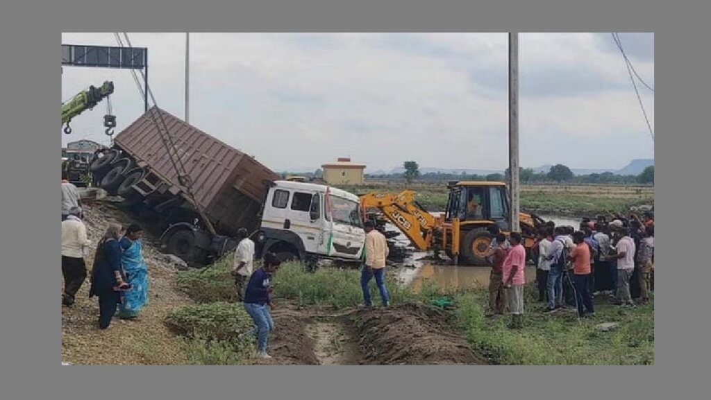 Banda : Truck overturns on car 3 killed