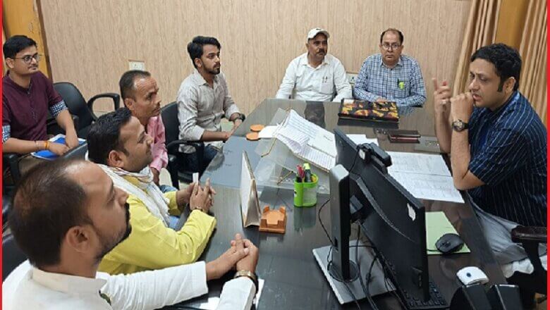 Banda : अंधाधुंध कटौती पर BJP नेता MD विद्युत से मिले, समस्याएं उठाईं