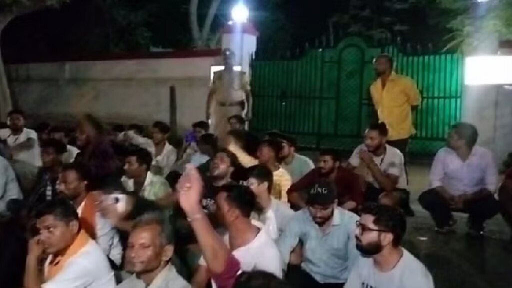 Banda Bajrangdal protest infront of Banda SP Office