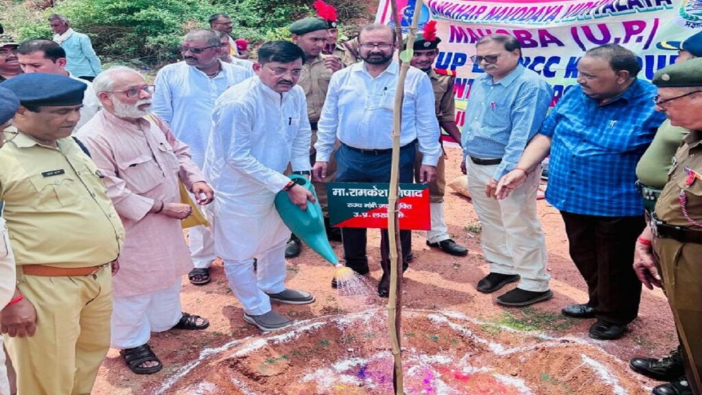 Minister Ramkesh Nishad planted trees in Mahoba