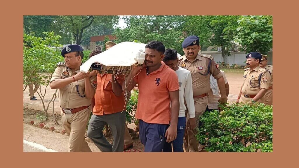 कांधा देते डीआईजी और एसपी। 