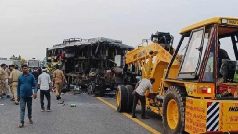 यूपी में बड़ा हादसा, 18 लोगों की मौत, लखनऊ-आगरा एक्सप्रेसवे पर स्लीपर बस-टैंकर में टक्कर