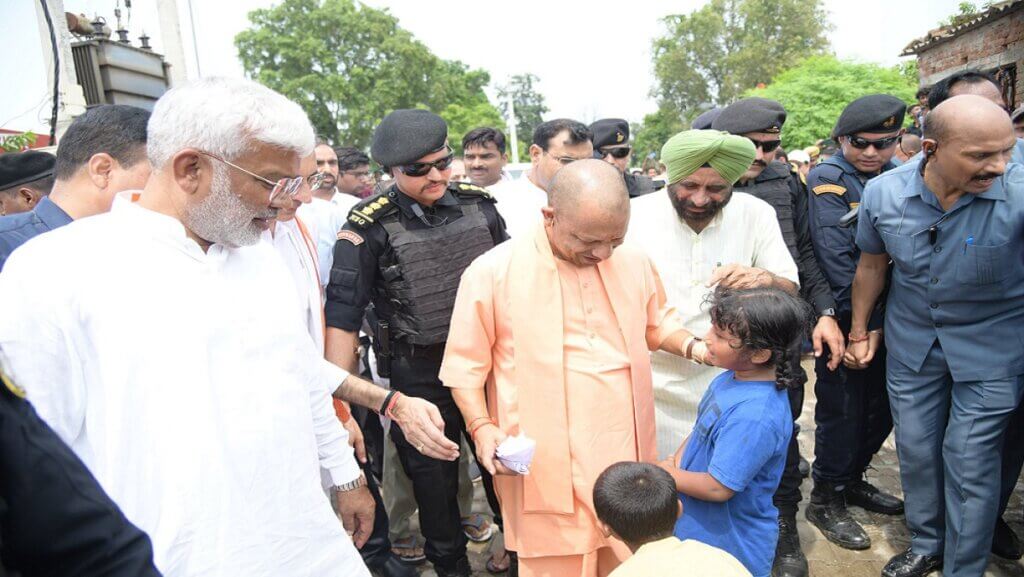 UP : CM Yogi in Pilibhit flood affected areas