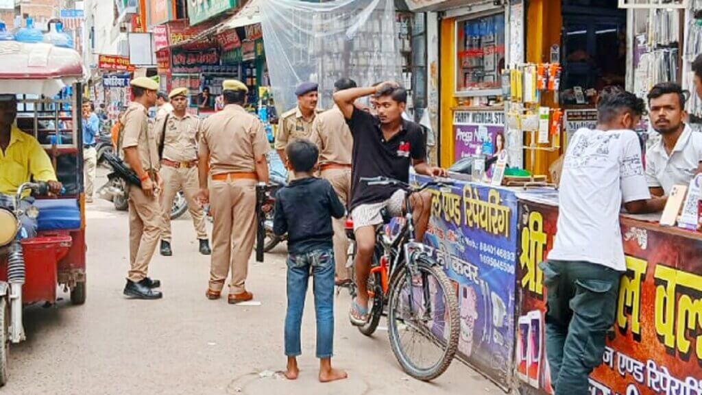 3 lakhs of retired inspector blown away in Banda