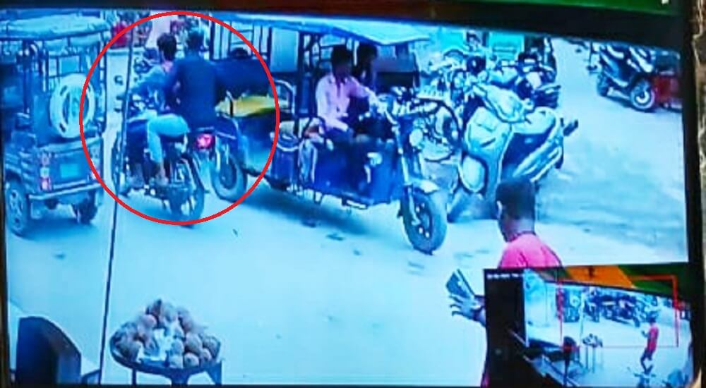 3 lakhs of retired inspector blown away in Banda