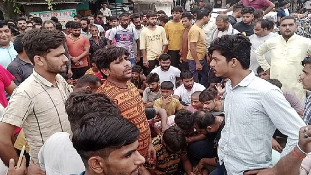 UP : Chaos in Amroha after blocking way of Kanwariyas