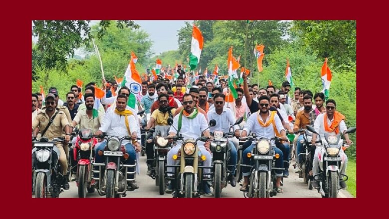 बांदा : बुलेट चलाकर विधायक प्रकाश द्विवेदी ने किया तिरंगा यात्रा का नेतृत्व