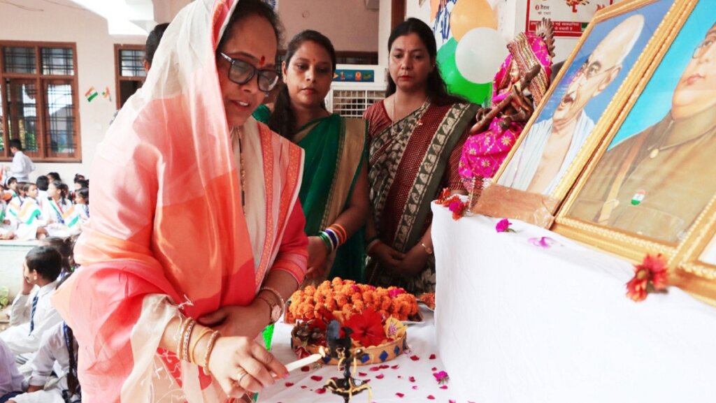 Flaghoisting at BhagwatPrasadMemorial School on IndependenceDay in Banda