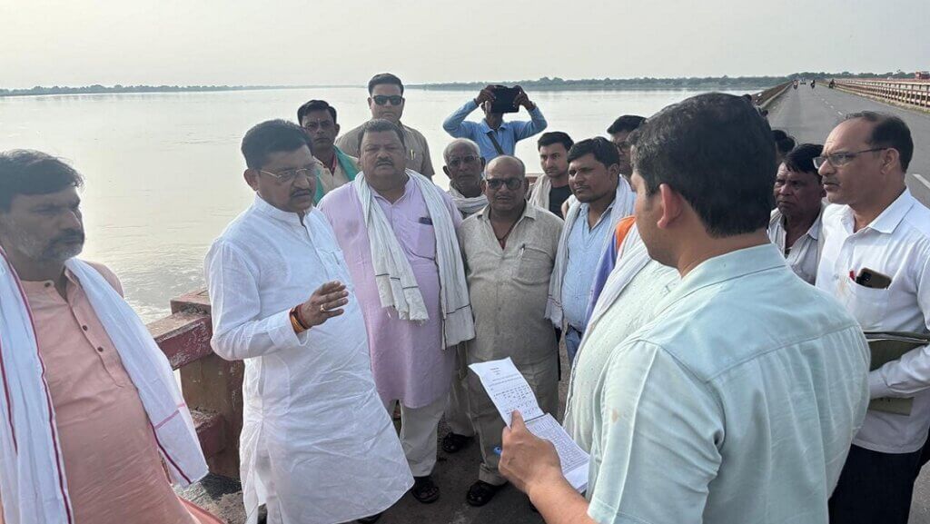 Irrigation Minister Ramkesh Nishad visited flood affected areas