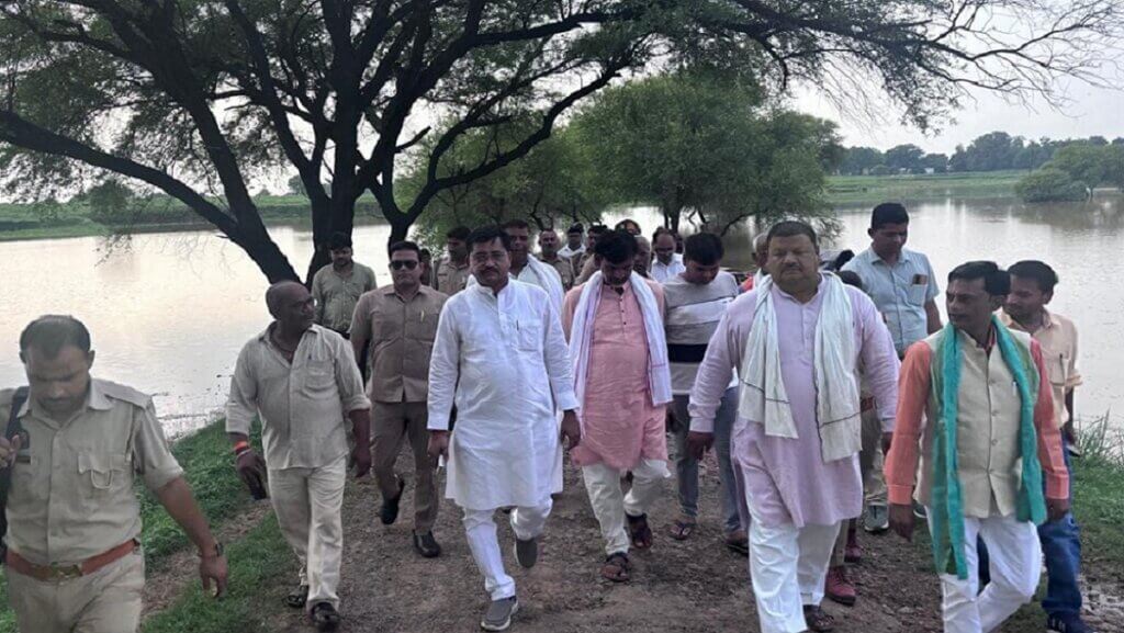 Irrigation Minister Ramkesh Nishad visited flood affected areas