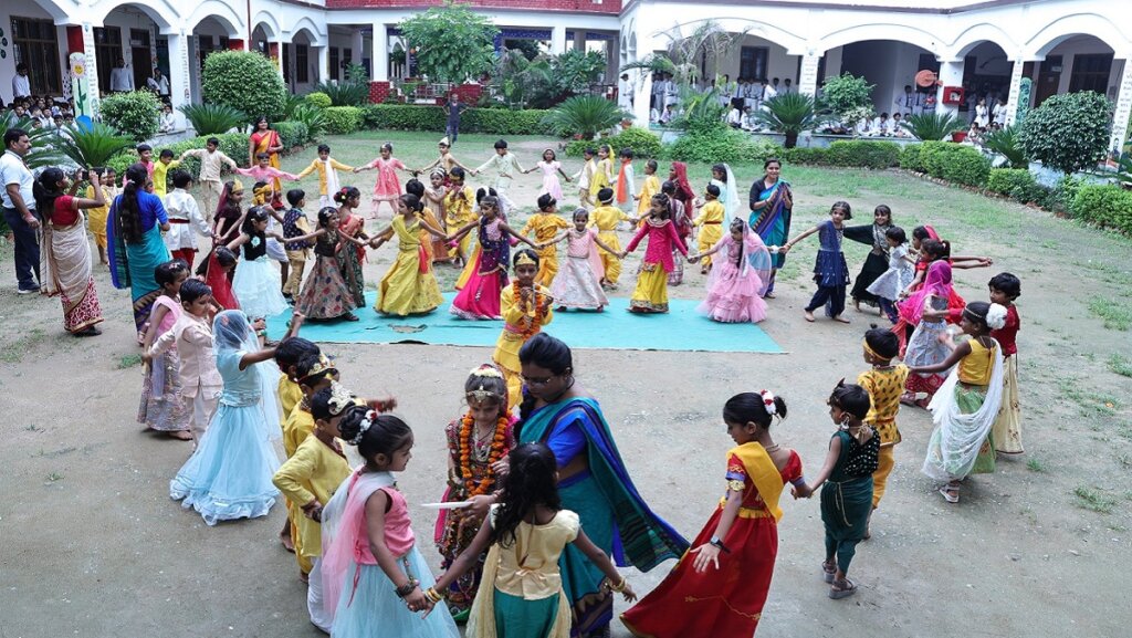 Banda : Bal Gopalas celebrated Janmashtami at Bhagwat Prasad Memorial Academy