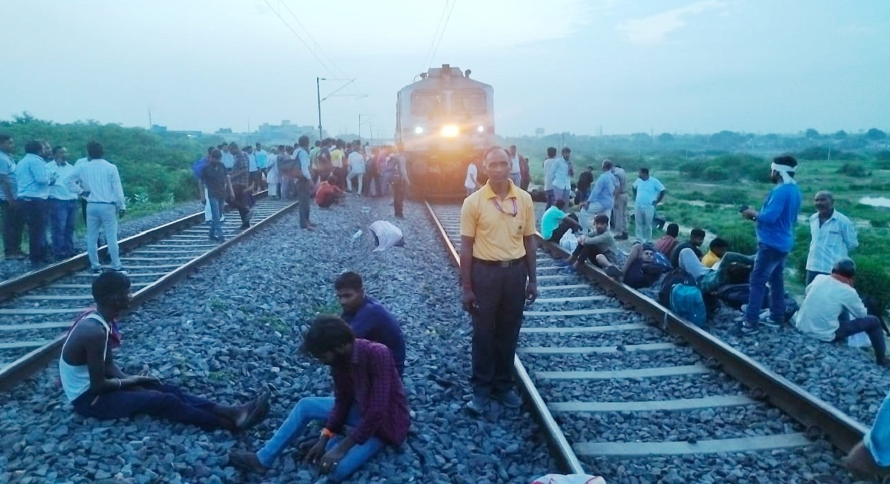 Breaking : Major rail accident in Kanpur, Sabarmati Express train derails
