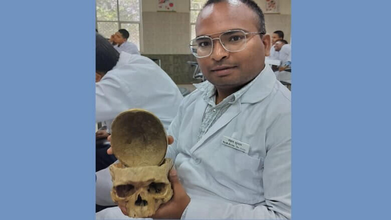 UP : बांदा में MBBS छात्र की संदिग्ध हालात में मौत, पिता का युवती व दोस्त पर हत्या का आरोप