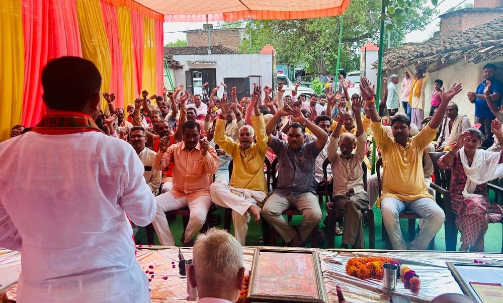 minister-ramkeshnishad-is-awakening-enthusiasm-among-workers-in-Banda 