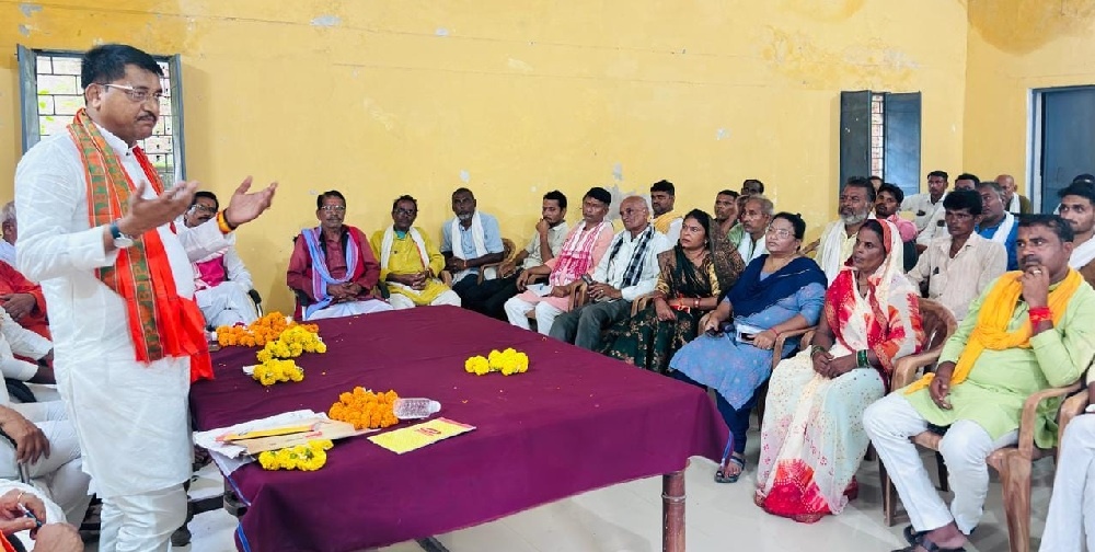 minister-ramkeshnishad-is-awakening-enthusiasm-among-workers-in-Banda 